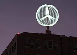 Der Mercedes-Gewinn ist im ersten Quartal weiter abgesackt. (Archivbild) - © Bernd Weißbrod/dpa