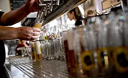 Die Gastronomen kämpfen mit hohen Kosten. - © Britta Pedersen/dpa