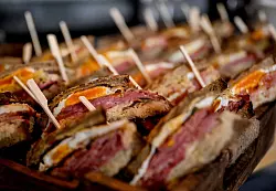 Viele Restaurantspeisen sind in den vergangenen Jahren deutlich teurer geworden. - © Britta Pedersen/dpa