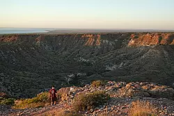 Besonders zum Sonnenaufgang verspricht eine Wanderung auf die Flanken des Charles Knife Canyon spektakuläre Aussichten. - © Stefan Weißenborn/dpa-tmn
