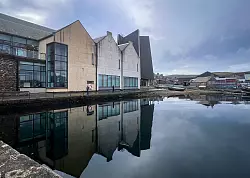 Dient als Zentrum der Wool Week: das Shetland Museum and Archives in Lerwick. - © Verena Wolff/dpa-tmn