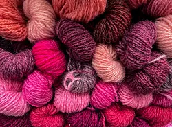 Wolle auf der Wool Week in Lerwick: Auf den Inseln sind sie stolz auf die Qualität der eigenen Erzeugnisse. - © Verena Wolff/dpa-tmn