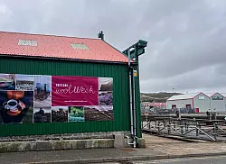 Lerwick ist der Hauptort der Shetlandinseln. Hier findet die Wool Week statt, wie dieser Banner zeigt. - © Verena Wolff/dpa-tmn