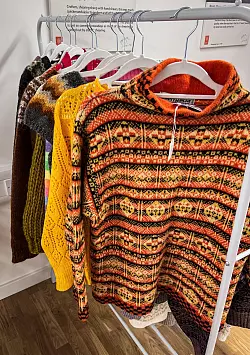Wärmespendende Strickkunst: Pullover auf der Wool Week in Lerwick. - © Verena Wolff/dpa-tmn