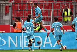 Hoffenheim jubelt &uuml;ber das Tor zum 2:1. - &copy; Federico Gambarini/dpa
