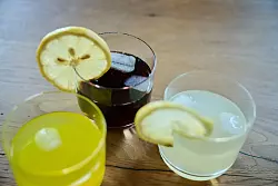 Drei unterschiedliche Arten Softdrinks stehen auf einem Tisch - © Annette Riedl/dpa