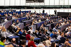 Insgesamt stimmten 553 Parlamentarierinnen und Parlamentarier über den Misstrauensantrag ab. - © Philipp von Ditfurth/dpa