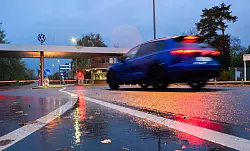 Produktionsstopps wegen fehlender Halbleiter konnte VW bisher vermeiden. - &copy; Julian Stratenschulte/dpa