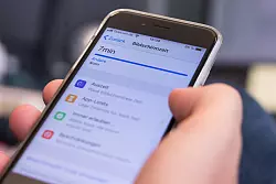 Limits festlegen: Die Bildschirmzeit auf dem Smartphone gibt Auskunft über die Nutzung von Telefon und Apps - und erlaubt das Einstellen von Zeitkonten für einzelne Tätigkeiten. - © Franziska Gabbert/dpa-tmn