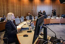 Die ehemalige Bundesinnenministerin Nancy Faeser schildert im Untersuchungsausschuss des nordrhein-westfälischen Landtags zum Terror-Anschlag von Solingen die Abläufe des Asylverfahrens von Issa Al H. - © Oliver Berg/dpa