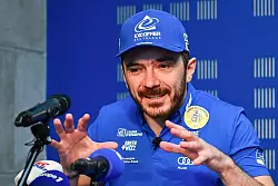 Cyprien Sarrazin spricht bei einer Pressekonferenz über seinen Unfall von Bormio. (Archivbild) - © Christophe Simon/AFP/dpa