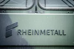 Das Logo des R&uuml;stungskonzerns Rheinmetall ist an einem Fahrzeug der Bundeswehr bei der Nato-&Uuml;bung Quadriga 2024 zu sehen. - &copy; Kay Nietfeld/dpa