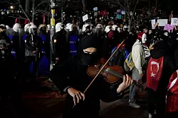 Seit Beginn der Proteste vor einer Woche wurden mehr als 1.400 Menschen inhaftiert. - © Khalil Hamra/AP/dpa