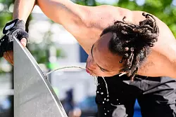 Viel trinken, lautete die Devise in der Hitze. - © Julian Stratenschulte/dpa