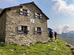 Früher ging der Gletscher direkt an der alten Prager Hütte vorbei, heute weiden in der Region Schafe. - © Sabine Dobel/dpa
