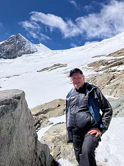DAV-Vizepräsident Wolfgang Arnoldt warnt vor dem weiteren Abschmelzen der Gletscher. - © Sabine Dobel/dpa