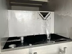 Der neue Sammelbehälter soll die Neue Prager Hütte besser mit Wasser versorgen. - © Sabine Dobel/dpa