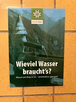 Ein Schild weist auf den Wassermangel in der Hütte hin - © Sabine Dobel/dpa