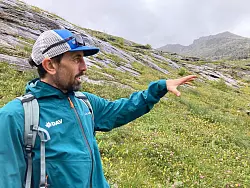 Der DAV-Geowissenschaftler Tobias Hipp zeigt auf die Vegetation - hier war früher Gletscher. - © Sabine Dobel/dpa