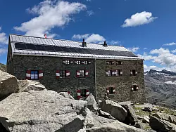 Die Neue Prager Hütte stand früher nah am Gletscher. - © Sabine Dobel/dpa