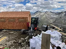 Auf der Neuen Prager Hütte gehts aufs Örtchen künftig wieder raus aus der warmen Hütte rüber zum Toilettenhäusl - noch ist das Baustelle. - © Sabine Dobel/dpa