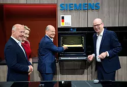 Ein Ofen, der den Flammkuchen auf dem Backblech erkennt. «Ich glaube, das wird viele neue Köche erzeugen, die behaupten werden, sie hätten alles selbst gemacht», witzelte Scholz. - © Bernd von Jutrczenka/dpa