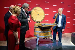 KI auch bei Waschmaschinen ist ein großes Thema auf der IFA - der Kanzler bekam aber auch zu sehen, wie früher gewaschen wurde. - © Bernd von Jutrczenka/dpa