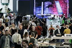 Schon am ersten Tag strömten viele Besucher zur Messe. - © Carsten Koall/dpa