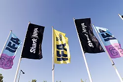 Der beliebte Funk-Otto findet sich auch im neuen Design der Messe, hier auf violettem Hintergrund. (Archivbild) - © Carsten Koall/dpa