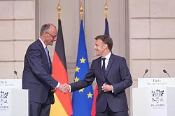 Der Empfang f&uuml;r den neuen deutschen Bundeskanzler in Paris war herzlich. - &copy; Michael Kappeler/dpa