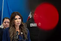 K&uuml;ndigt die Entsendung Hunderter weiterer Bundesbeamter nach Minneapolis an - US-Heimatschutzministerin Kristi Noem. (Archivbild) - &copy; Yuki Iwamura/AP/dpa