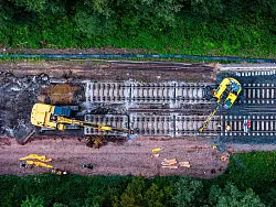 Die marode Infrastruktur belastet das System Bahn seit Jahren. In den kommenden Jahren muss daher viel gebaut werden - wie hier auf der Strecke zwischen Hamburg und Berlin. (Archivbild) - &copy; Jens B&uuml;ttner/dpa
