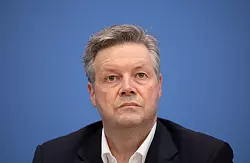 Dirk Rompf ist im DB-Konzern bekannt, war zu Zeiten von Ronald Pofalla Chef bei DB Netz. Die Eisenbahn- und Verkehrsgewerkschaft EVG will seine Berufung zum InfraGo-Chef verhindern. - &copy; Andreas Gora/dpa