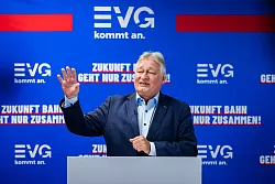 EVG-Chef Martin Burkert ist nicht erfreut &uuml;ber den geplanten Chefwechsel bei der DB InfraGo. - &copy; Christoph Soeder/dpa