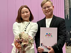 Schon am Morgen hatten sich unzählige Paare in der Paragon Hall in Bangkok versammelt, um den Bund der Ehe einzugehen. - © Carola Frentzen/dpa