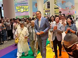 Auch Ex-Ministerpräsident Srettha Thavisin kam in die Paragon Hall - unter seiner Regierung war das Gesetz zur «Ehe für alle» verabschiedet worden. - © Carola Frentzen/dpa