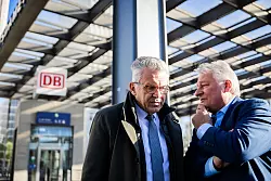 EVG-Chef Martin Burkert (rechts) und Werner Gatzer, Vorsitzender des Aufsichtsrats der Deutschen Bahn, kurz vor der Aufsichtsratssitzung. - &copy; Christoph Soeder/dpa