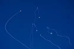 Eine aus dem Jemen abgefeuerte Rakete wurde nach israelischen Militärangaben höchstwahrscheinlich erfolgreich abgefangen. - © Baz Ratner/AP/dpa