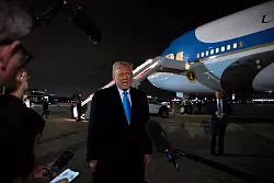 Trump belegt Mexiko, China und Kanada mit Strafzöllen. (Archivbild) - © Ben Curtis/AP/dpa