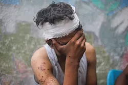 Ein pal&auml;stinensischer Junge trauert in Rafah um seine Verwandten, die bei einem israelischen Luftangriff get&ouml;tet wurden. - &copy; Hatem Ali/AP/dpa