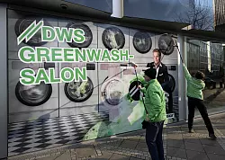 DWS in der Kritik: Die Umweltschützer von Greenpeace werfen der Deutsche-Bank-Tochter schon länger Greenwashing vor. (Archivbild) - © Boris Roessler/dpa