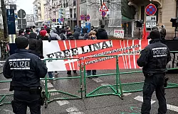 Während Sympathisanten bei der Verhandlung im Februar noch für einen Freispruch für Lina E. demonstrierten, ist bei der Verhandlung niemand mehr mit Bannern vor dem BGH. - © Uli Deck/dpa