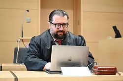 Seine Mandantin muss nun wieder ins Gefängnis, stellt ihr Anwalt Erkan Zünbül fest. - © Uli Deck/dpa