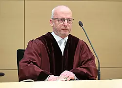 Der Vorsitzende Richter Jürgen Schäfer nutzt die Urteilsverkündung für grundsätzliche Kritik: Gewalt sei kein Mittel für Auseinandersetzungen. - © Uli Deck/dpa