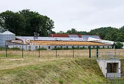 Das halbe Hallendach eines Landwirtes in Telgte wurde vom Sturm abgedeckt.&nbsp;&nbsp; - &copy; dpa
