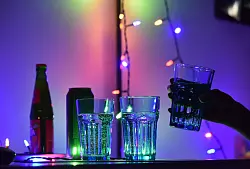 F&uuml;r K.o.-Tropfen, die als &laquo;Vergewaltigungsdroge&raquo; eingesetzt werden, sollen Verbote kommen. (Archivbild) - &copy; Christian Thiele/dpa/dpa-tmn