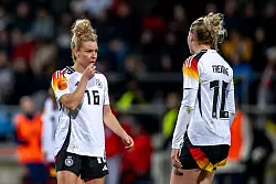 Nur eine darf auf der Zehn spielen: Linda Dallmann (li.) und Konkurrentin Laura Freigang - © David Inderlied/dpa
