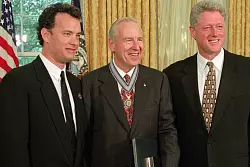 Schauspieler Tom Hanks (l), Jim Lovell (M) und der damalige US-Pr&auml;sident Bill Clinton im Oval Office des Wei&szlig;en Hauses im Juli 1995. (Archivbild) - &copy; Wilfredo Lee/AP/dpa