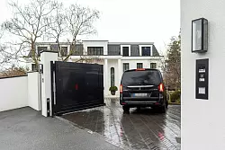 Der Ex-Milliardär wurde in seiner Villa in Innsbruck festgenommen. - © Expa/Johann Groder/APA/dpa