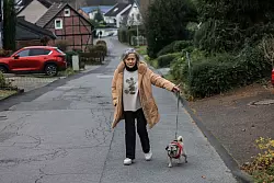 Die Hundebesitzerin setzt auf regelmäßige kleine Spaziergänge auf vertrauten Wegen. - © Oliver Berg/dpa